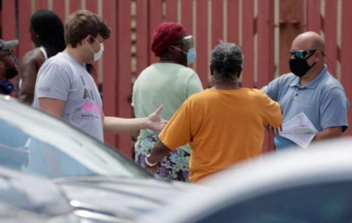 Cientos de personas se exponen al contagio en Miami para pedir un formulario por desempleo