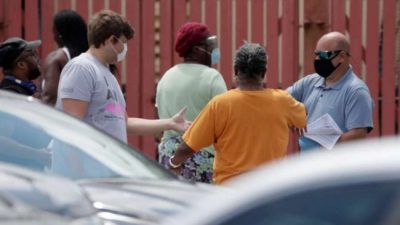 Cientos de personas se exponen al contagio en Miami para pedir un formulario por desempleo