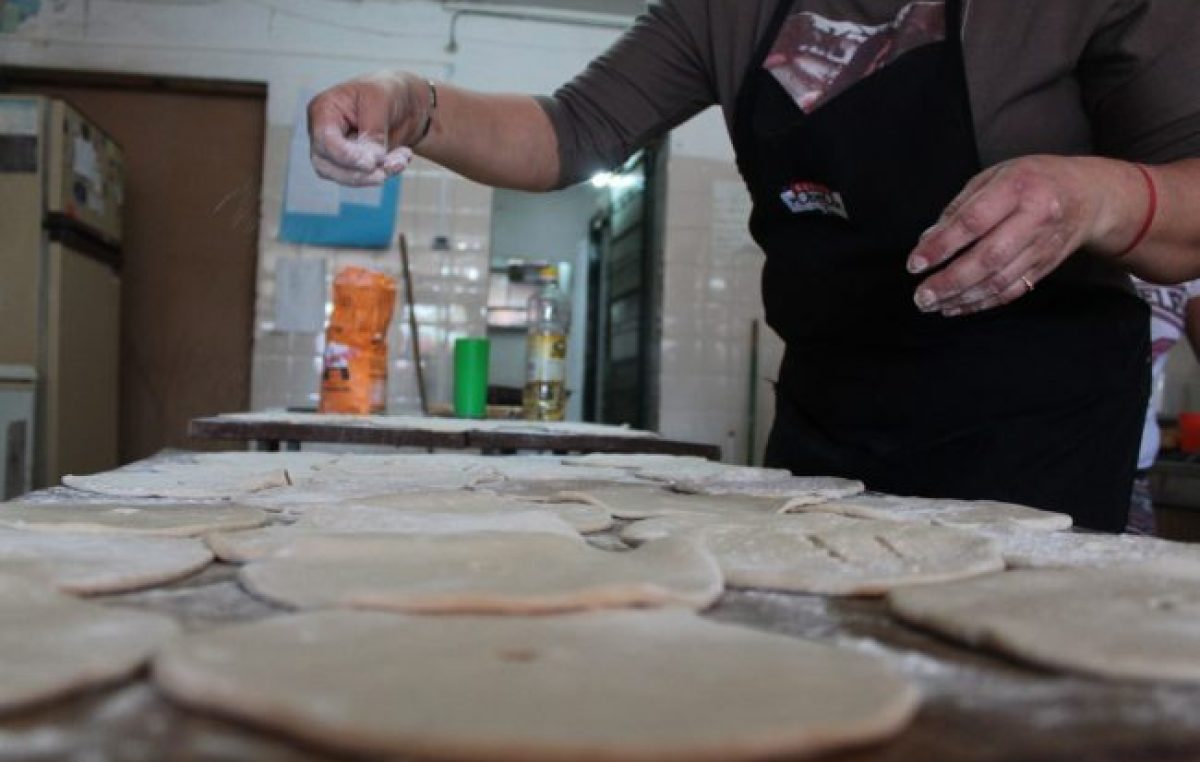 Zona noroeste de Rosario: vecinos preparan la cena para ochenta familias