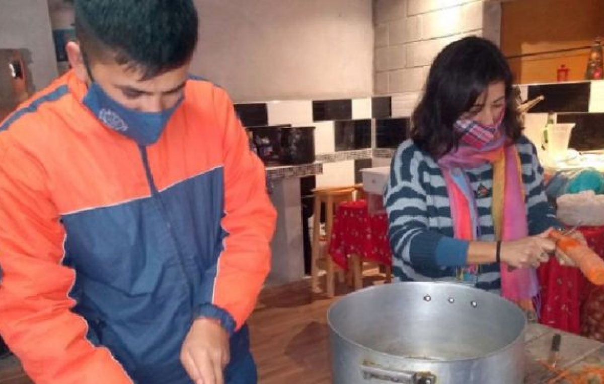 En Holmberg, vecinos solidarios cocinan y entregan 90 viandas a familias humildes