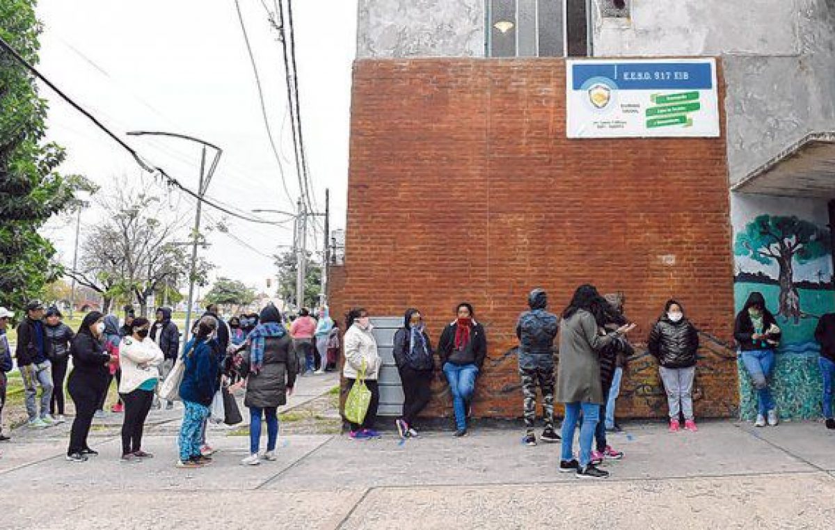 Largas filas para recibir los bolsones de alimentos en las escuelas rosarinas