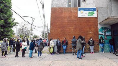 Largas filas para recibir los bolsones de alimentos en las escuelas rosarinas
