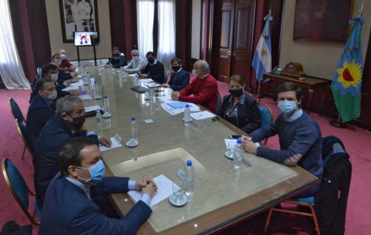 Kicillof repasó con intendentes del AMBA el operativo para evitar que el COVID-19 se dispare en barrios populares