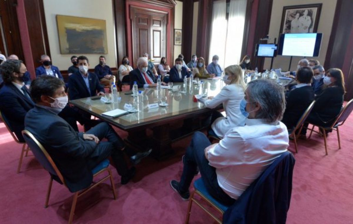 Kicillof y Cafiero encabezaron reunión para reforzar la asistencia a los barrios populares bonaerenses