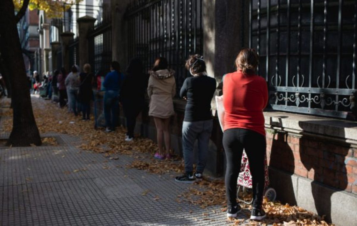 Más de 2 cuadras de fila para retirar comida de un comedor: «La gente es agradecida, pero está muy triste»