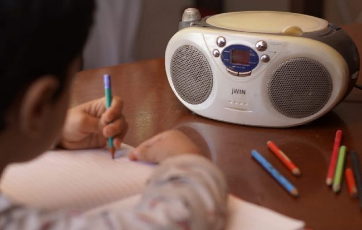 San Martín de los Andes: Donde no hay internet, la radio lleva la escuela a la casa