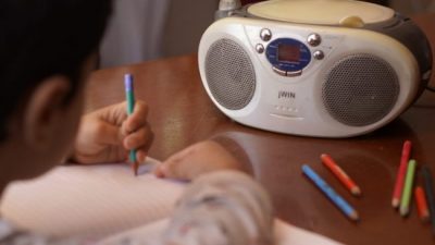 San Martín de los Andes: Donde no hay internet, la radio lleva la escuela a la casa