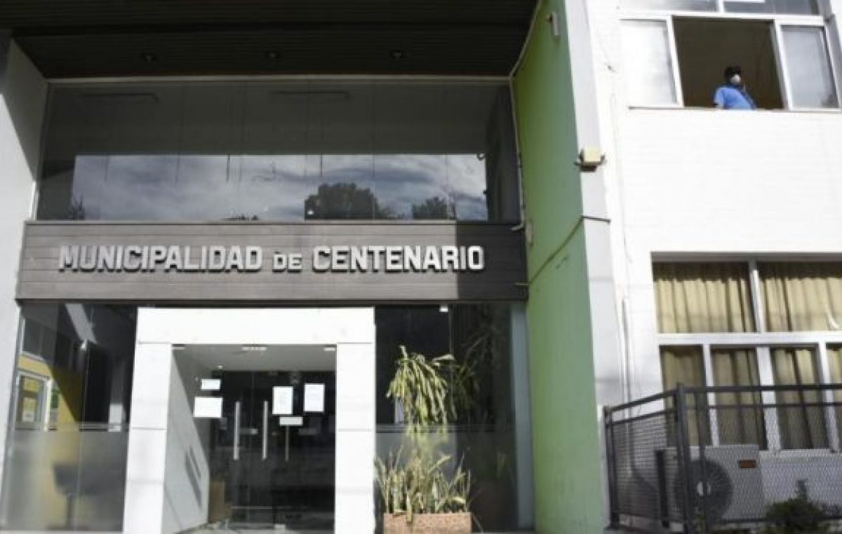 Marcha de municipales de Centenario en contra de la reestructuración salarial
