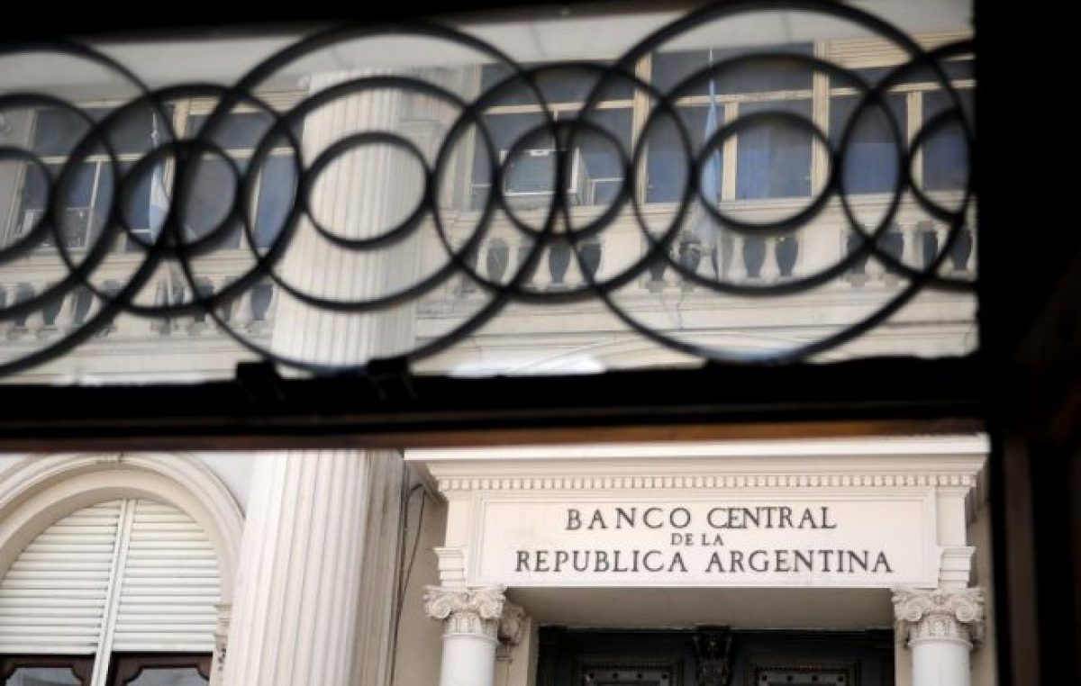 Fuga de dólares: en 100 nombres, 30% del total