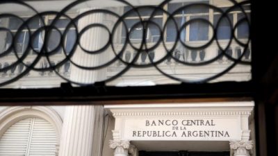 Fuga de dólares: en 100 nombres, 30% del total