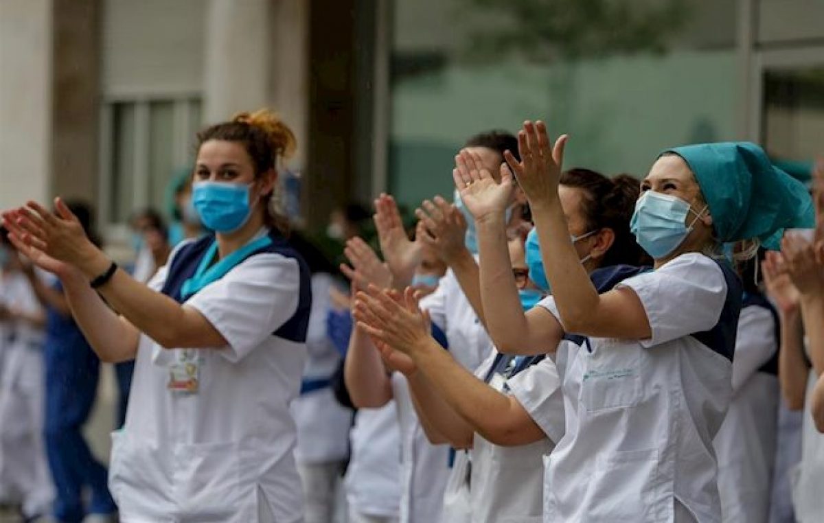 Mujeres malabaristas en la cuerda floja