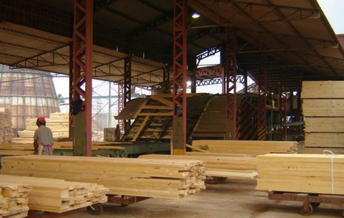 La industria recorta pagos: impuestos, proveedores y también sueldos
