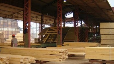 La industria recorta pagos: impuestos, proveedores y también sueldos