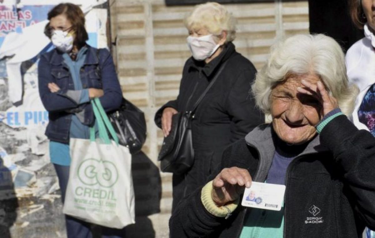 El Gobierno destinó otros $10 mil millones para asistir a jubilados durante la pandemia