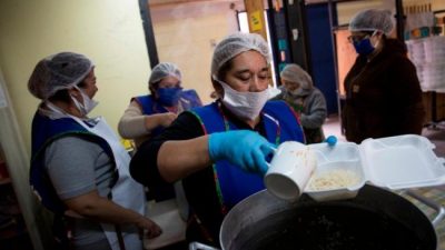 La vuelta de la olla común, símbolo de la pobreza en tiempos de Pinochet 