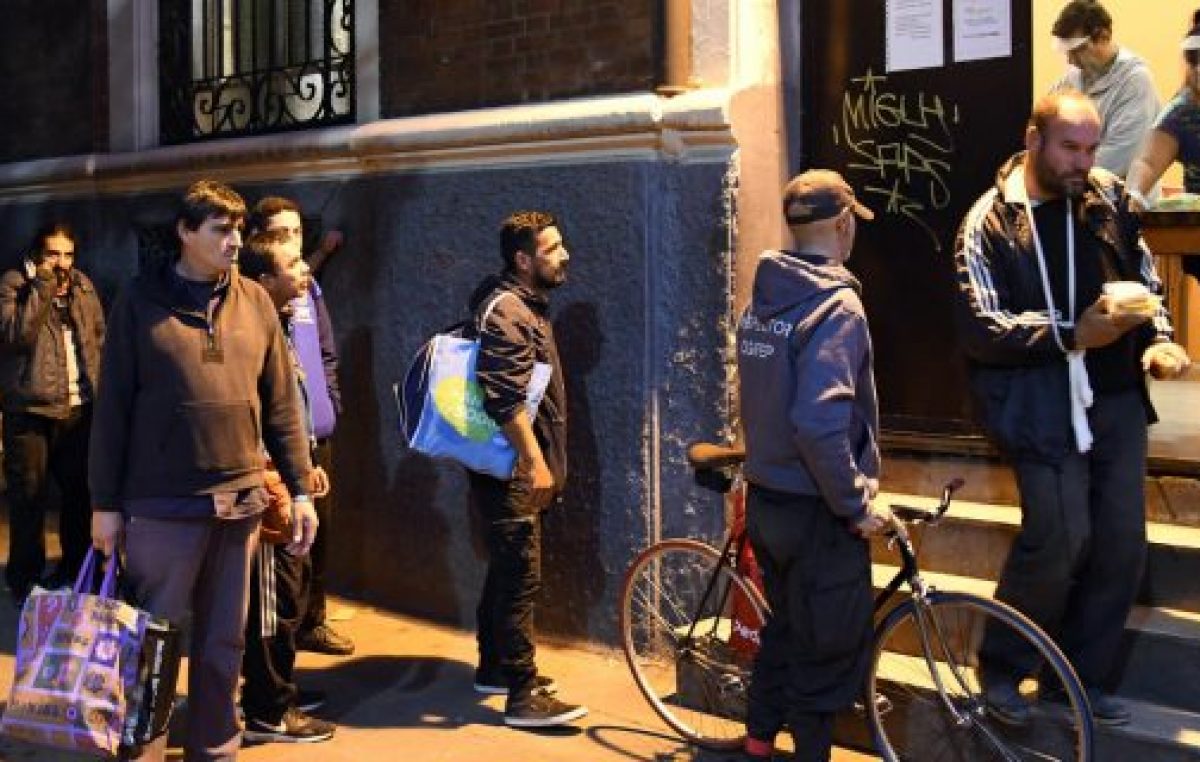 En la ciudad de Buenos Aires: la recaudación volvió a caer a la mitad y se triplicó la demanda de bolsones de alimentos