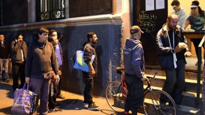 En la ciudad de Buenos Aires: la recaudación volvió a caer a la mitad y se triplicó la demanda de bolsones de alimentos