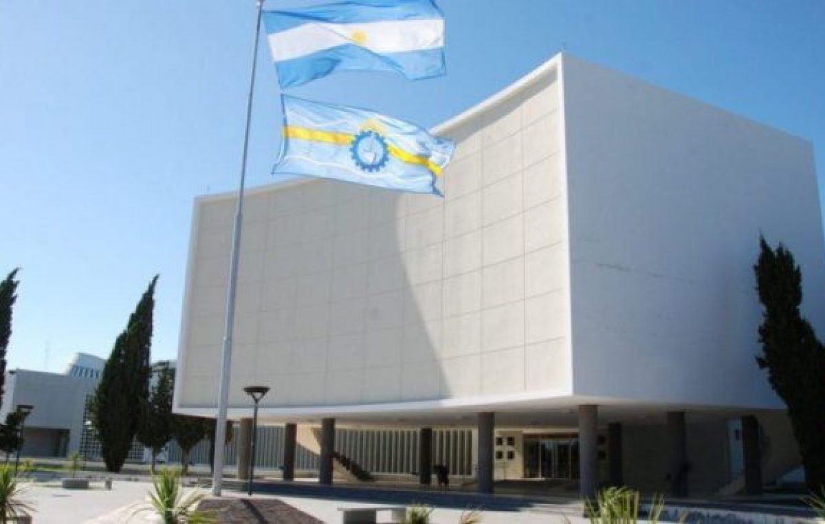 Sueldos y ayuda a municipios depende de que haya sesión