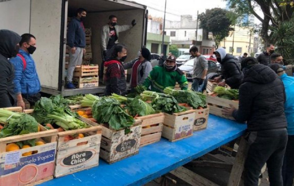 Solidaridad ante la pandemia: una verdulería repartió 365 cajones de mercadería en barrios más humildes