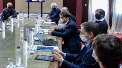 Kicillof se reunió con intendentes para analizar la situación sanitaria, la economía y la “post pandemia”