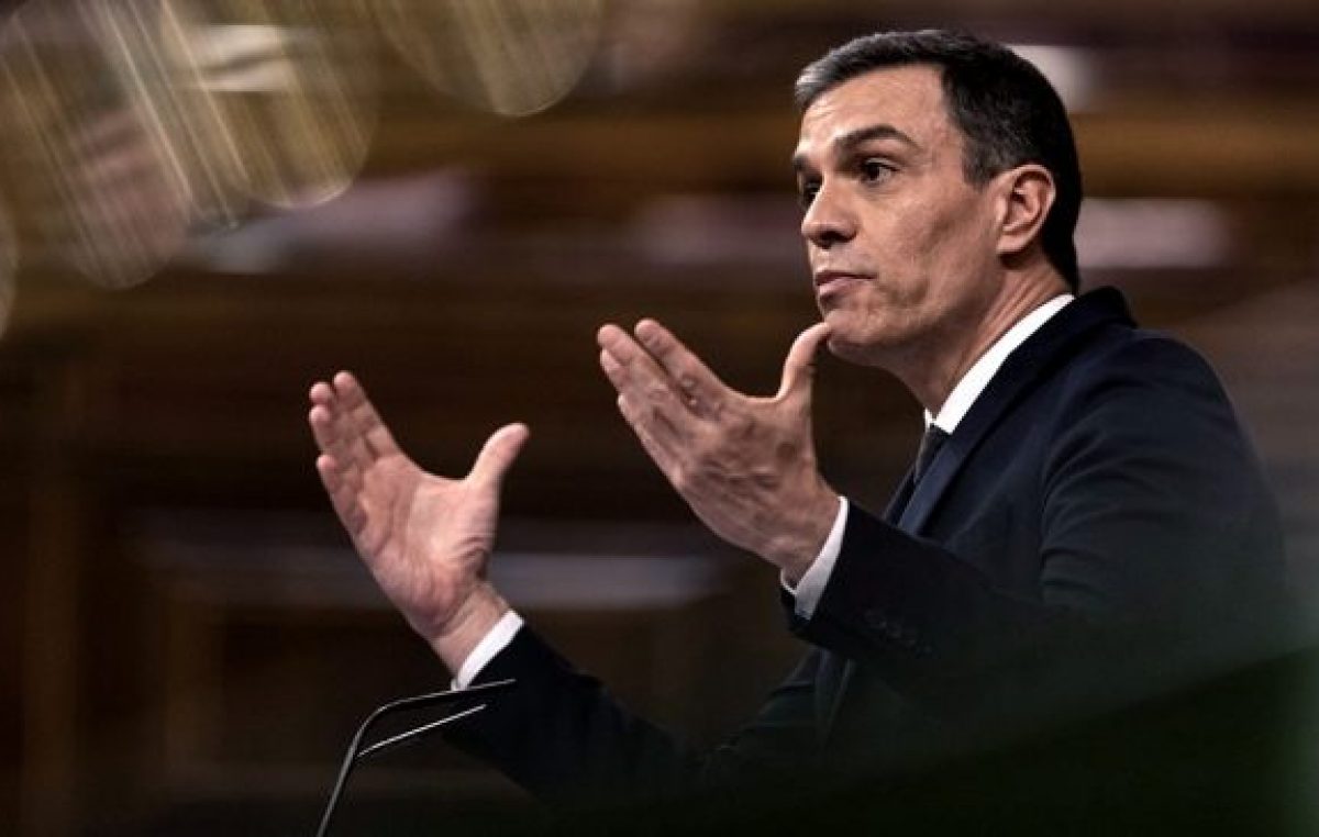 Sánchez saca adelante en el Parlamento una renta mínima para paliar la pobreza