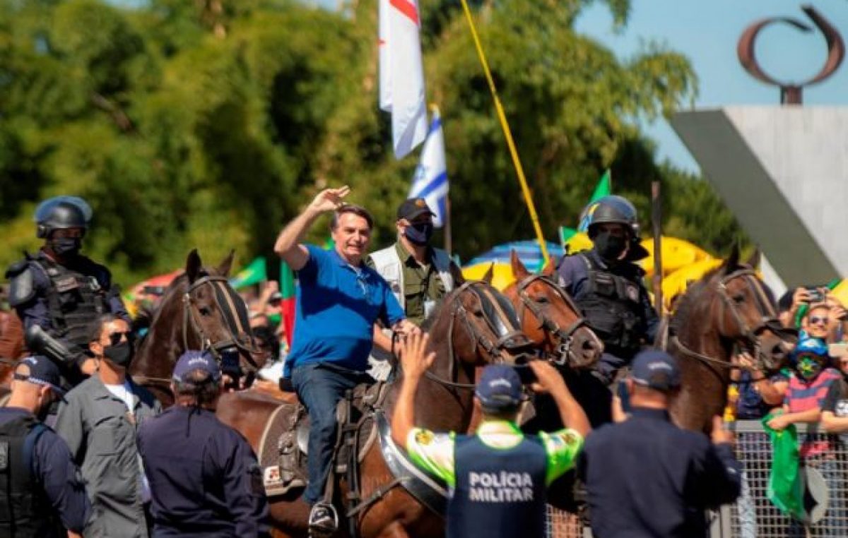 Bolsonaro sonríe como el Guasón pese a las malas noticias