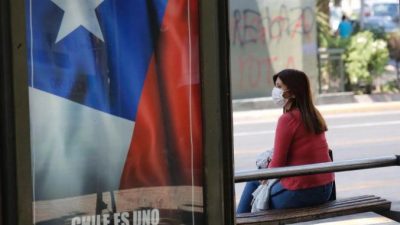 Coronavirus en Chile: el gobierno amenaza con usar «más fuerza» en la cuarentena 