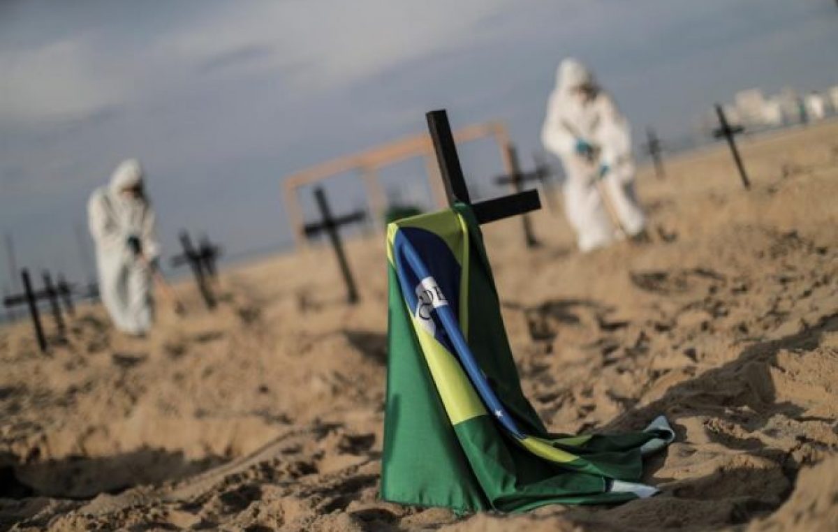 Fosas en la playa de Copacabana en tributo a las víctimas de coronavirus