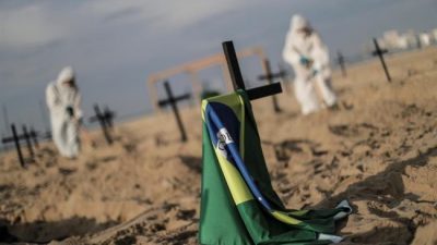 Fosas en la playa de Copacabana en tributo a las víctimas de coronavirus