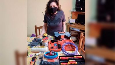 Cobró el IFE y lo invirtió en herramientas para su oficio como electricista