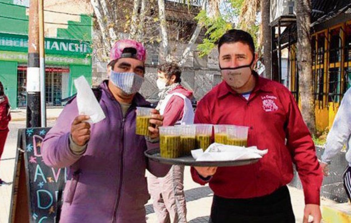 Todos los mediodías entregan sopas solidarias en el Distrito Oeste de Rosario