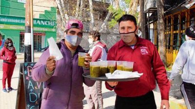 Todos los mediodías entregan sopas solidarias en el Distrito Oeste de Rosario