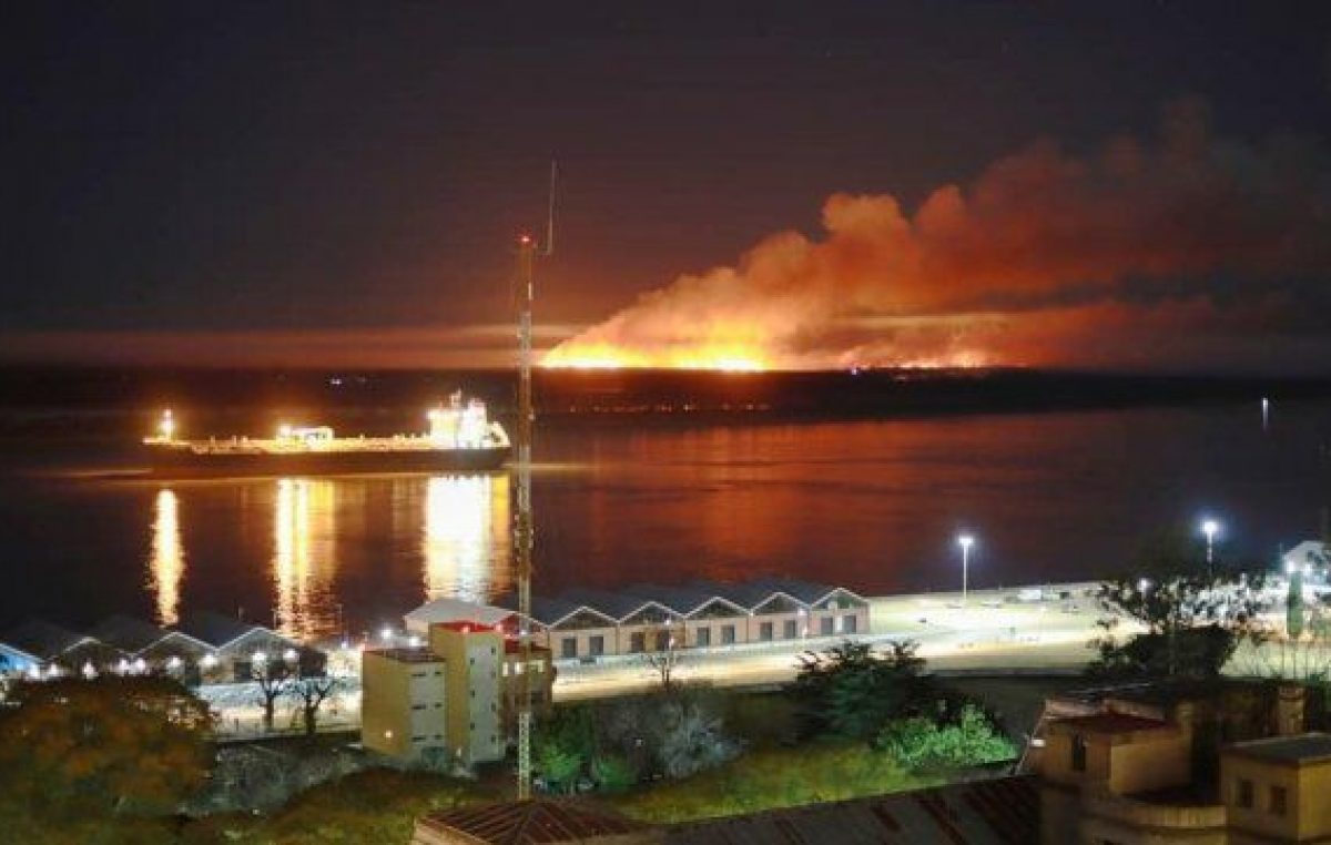 Una noche de incendios fuera de control en las islas frente a Rosario