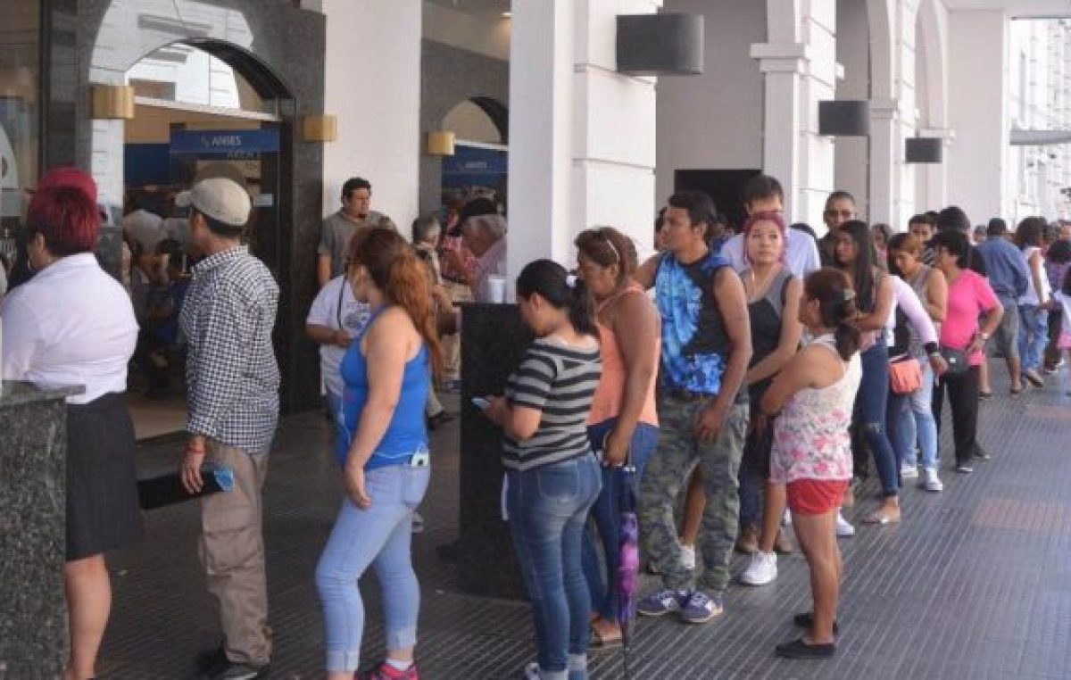 IFE: más de la mitad de los que cobran el bono de $10.000 tienen hasta 34 años