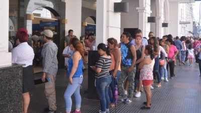 IFE: más de la mitad de los que cobran el bono de $10.000 tienen hasta 34 años
