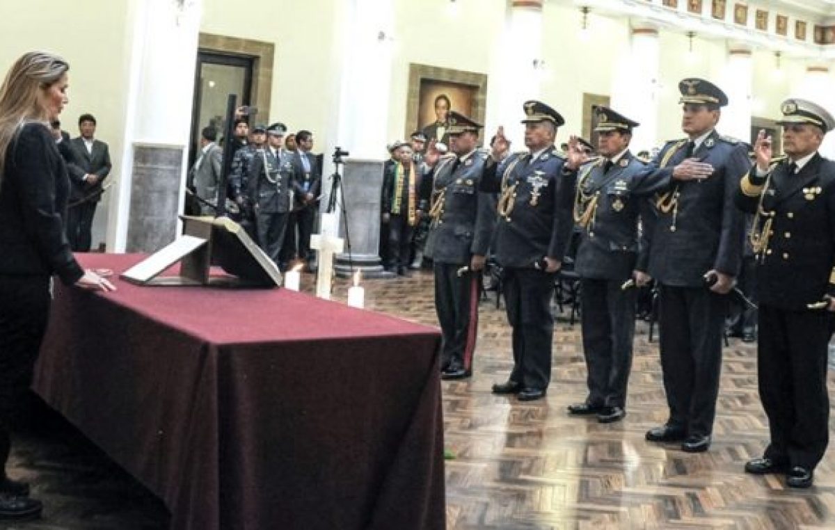 El Gobierno de facto de Bolivia desconoce al Congreso y asciende por decreto a militares de las FFAA