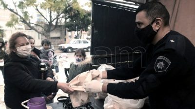 Un policía rosarino asiste a 250 familias humildes con alimentos comprados con sus adicionales