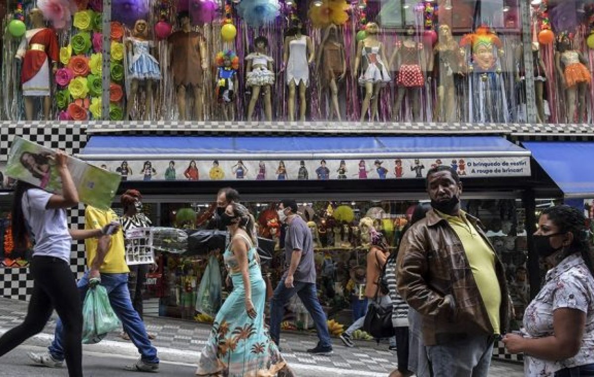 Brasil perdió 1,2 millones de empleos formales y redujo la indigencia con subsidios