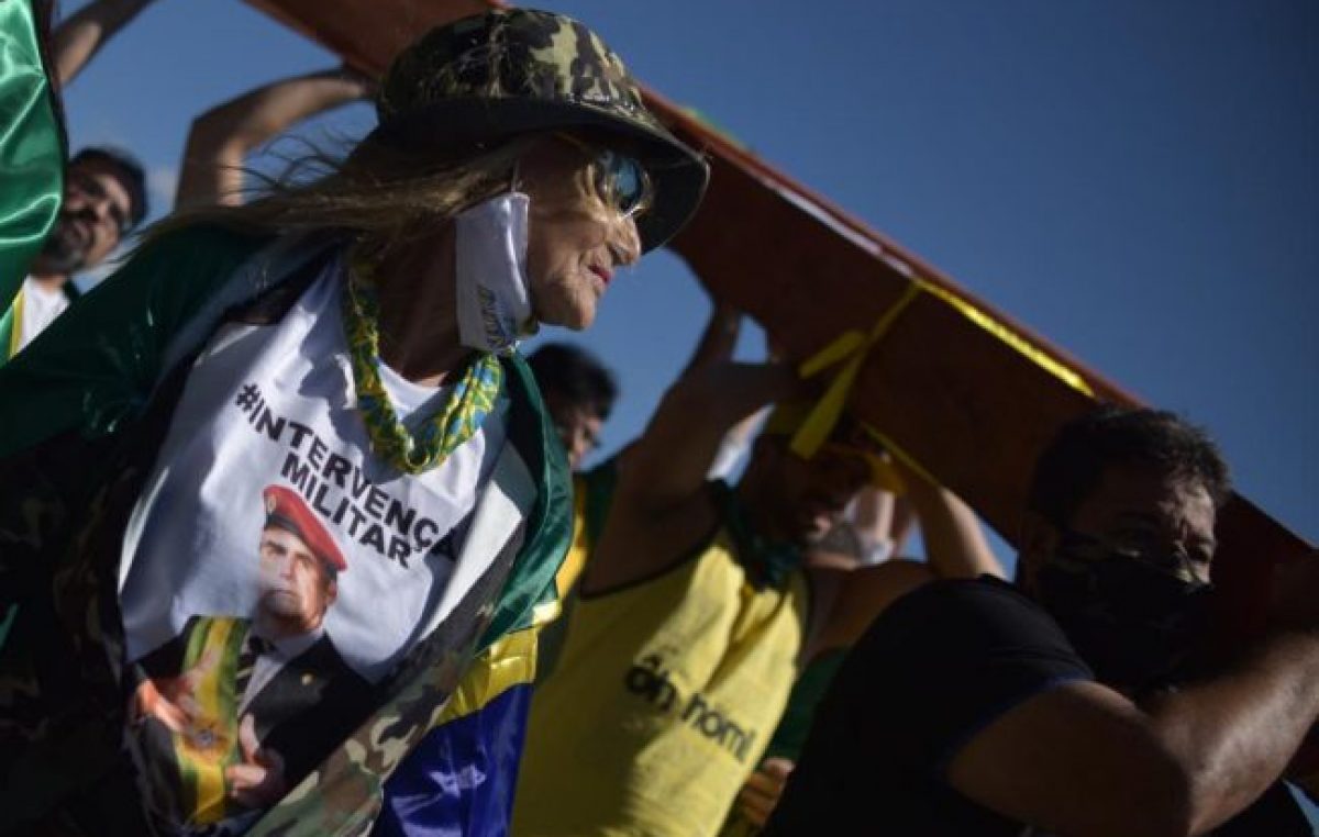 Un desfile de bolsonaristas con fe ciega en el hechicero