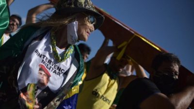 Un desfile de bolsonaristas con fe ciega en el hechicero