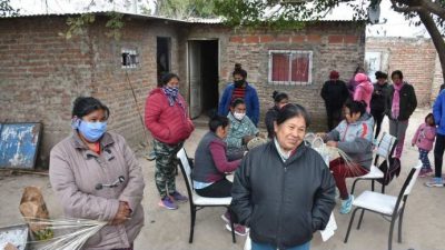 Qom Alphi: la cooperativa santafesina de mujeres que teje con sus manos objetos de la cultura toba