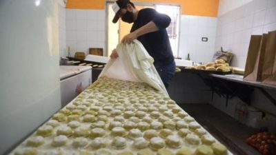 Rosario: Una vecinal creó una fábrica de pastas gourmet en plena pandemia