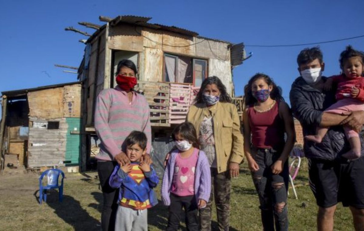 Casi la mitad de los hogares argentinos tiene menos ingresos y un 25% acumula deudas