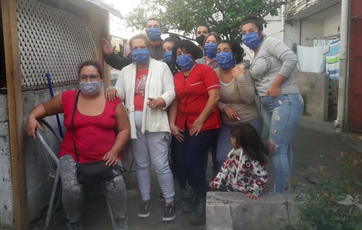 Familia solidaria: cocinan en el balcón de su casa y reparten comida para todos sus vecinos
