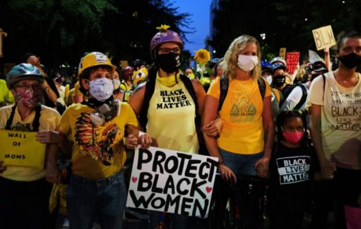 El Muro de las Madres de Portland se levanta contra las tropas de Trump