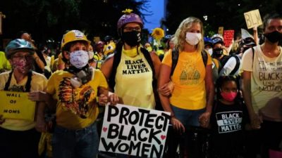 El Muro de las Madres de Portland se levanta contra las tropas de Trump