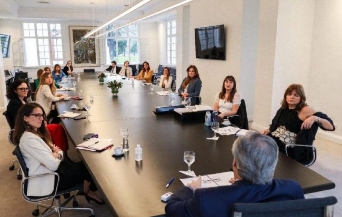 Alberto Fernández con mujeres empresarias