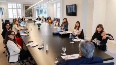 Alberto Fernández con mujeres empresarias