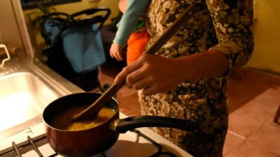 Trabajadoras domésticas de Neuquén denuncian que les descuentan el IFE del salario