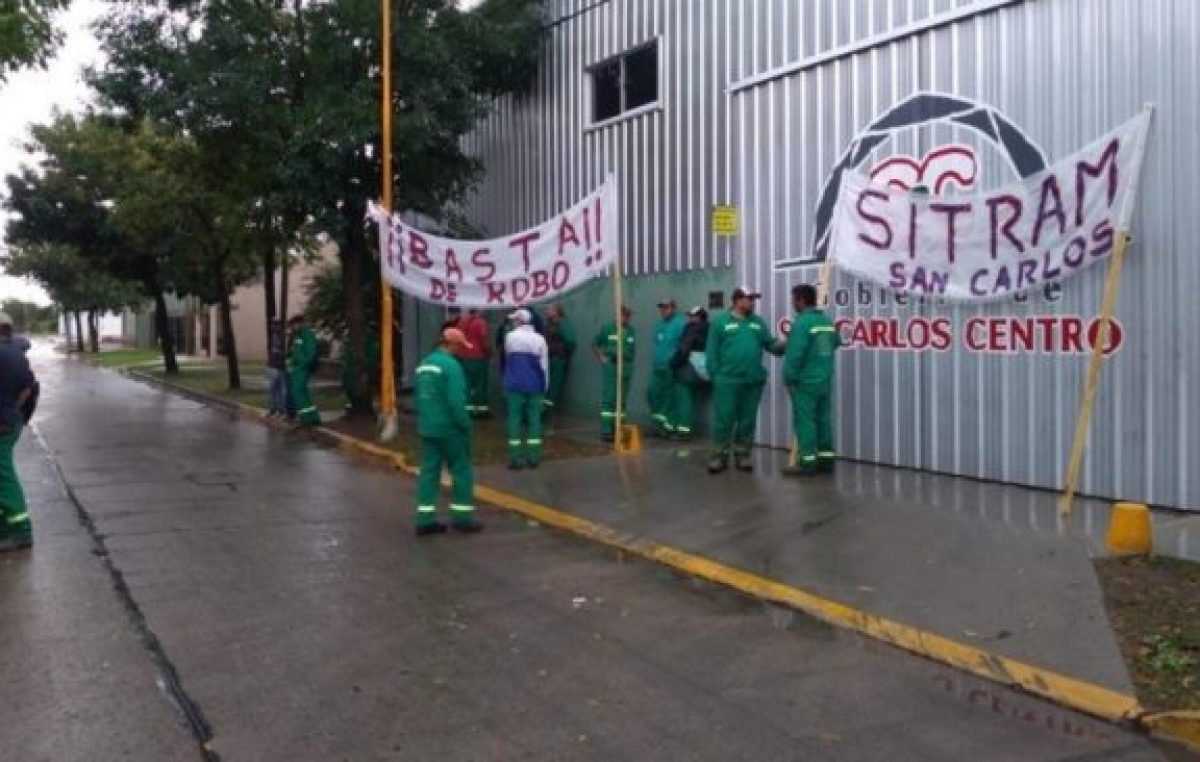 Grave denuncia de municipales contra el intendente de San Carlos Centro y su padre